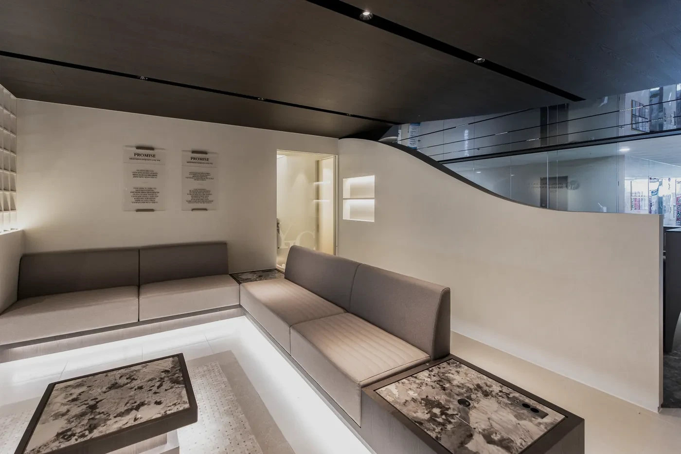 YJ Central Dermatology & Plastic Surgery: clinic interior